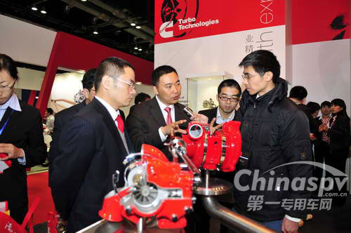 營銷總監(jiān)許建輝現(xiàn)場接受記者采訪