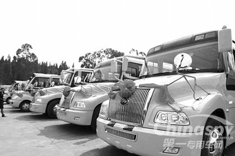 昆明第一批校車落戶安寧 13位老駕獲準開校車