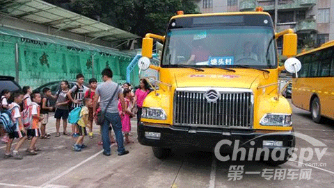 孩子們井然有序乘坐校車(chē)