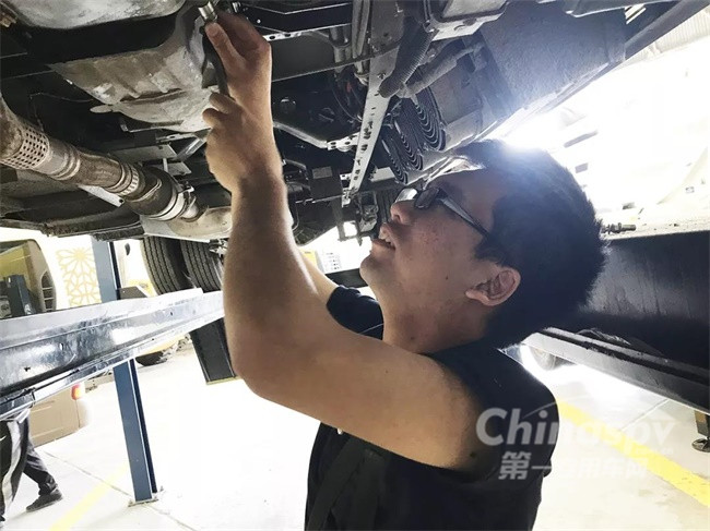 金旅校車科威特技術(shù)維護(hù)團(tuán)隊(duì)