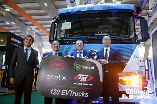 拉美首批比亞迪純電動(dòng)半掛牽引車交付現(xiàn)場(chǎng)