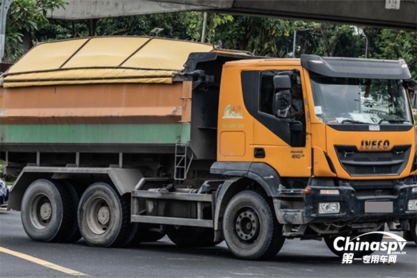 依維柯工程特種車型 新加坡實(shí)拍依維柯Trakker危險(xiǎn)品運(yùn)輸車