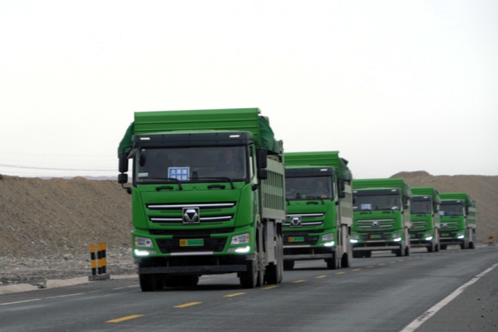 工況直擊！中集車輛DTB·渣土車在嘉峪關(guān)戈壁灘的“硬核”日常