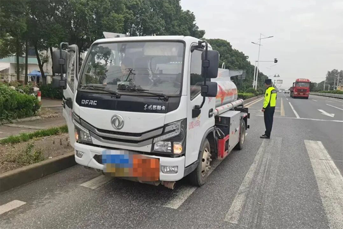 江陰查處一?；奋囕v未配備押運(yùn)員、未提供貨物運(yùn)單