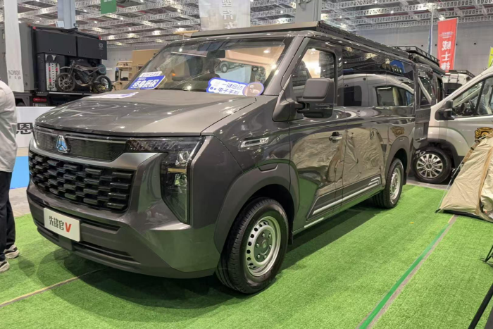 多品類(lèi)強(qiáng)勢(shì)出擊！中國(guó)重汽輕型汽車(chē)首登上海國(guó)際房車(chē)展