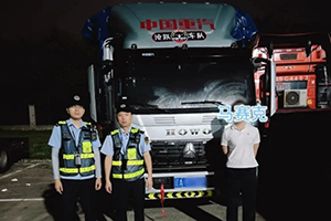 “桶原料”實(shí)為危險(xiǎn)品！司機(jī)主動(dòng)停運(yùn)舉報(bào)