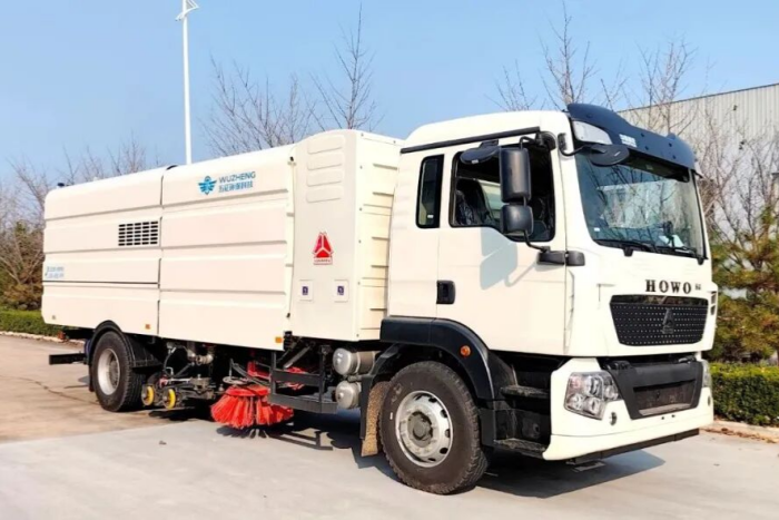 五征18噸純電動(dòng)洗掃車(chē)：超長(zhǎng)續(xù)航 全能潔凈，高效環(huán)衛(wèi)新標(biāo)準(zhǔn)！