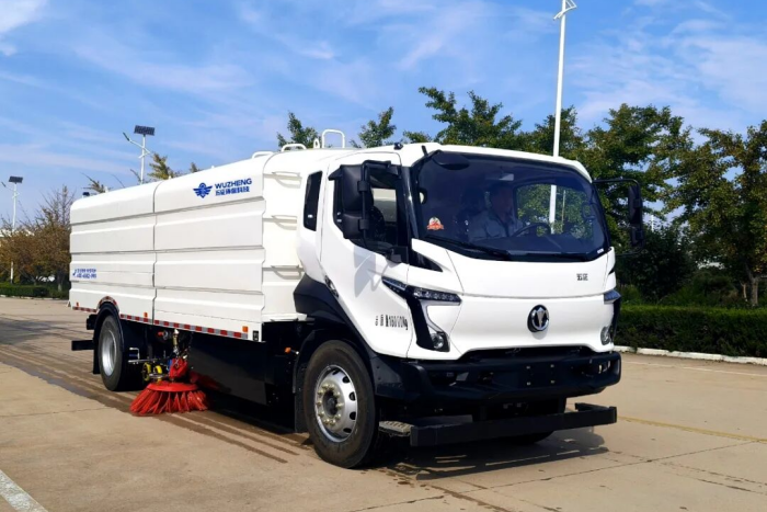 9方水+7方箱，高效續(xù)航6小時(shí)！五征18噸電動(dòng)洗掃車(chē)賦能城市清潔