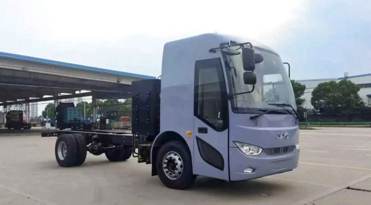 智啟未來！江淮純電動(dòng)18T洗掃車閃亮登場！