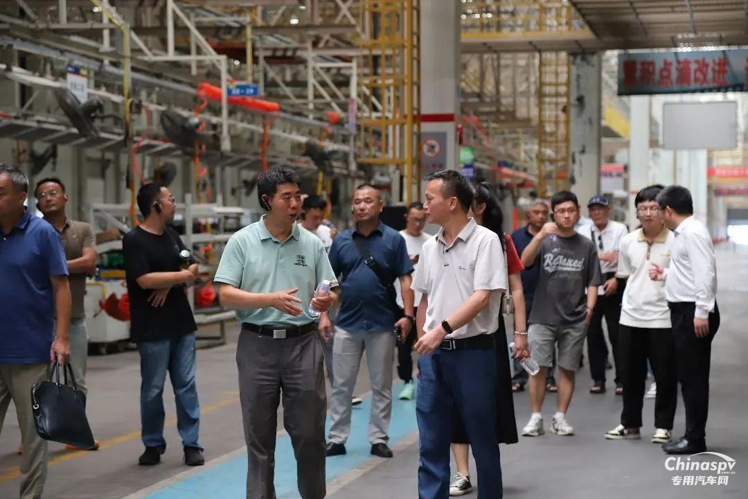 2024年8月15日，在蕪湖市發(fā)改委、市交通運輸局、市運管中心等部門的鼎力支持下，一場旨在促進地方經(jīng)濟繁榮、深化制造與運輸企業(yè)合作的交流會在聯(lián)合重卡舉行。