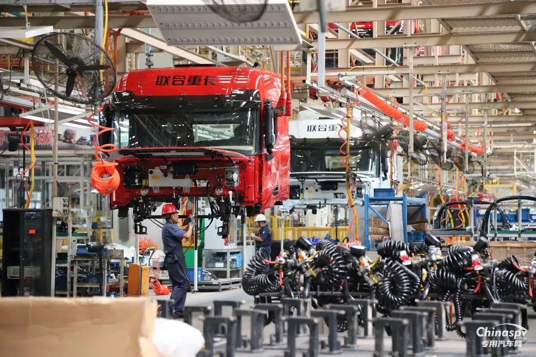 2024年8月15日，在蕪湖市發(fā)改委、市交通運輸局、市運管中心等部門的鼎力支持下，一場旨在促進地方經(jīng)濟繁榮、深化制造與運輸企業(yè)合作的交流會在聯(lián)合重卡舉行。