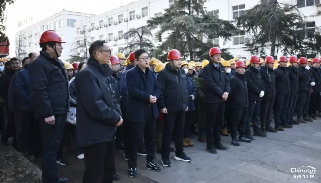 安全第一課！梁山中集東岳車(chē)輛有限公司2025年開(kāi)工第一天，安全先行！