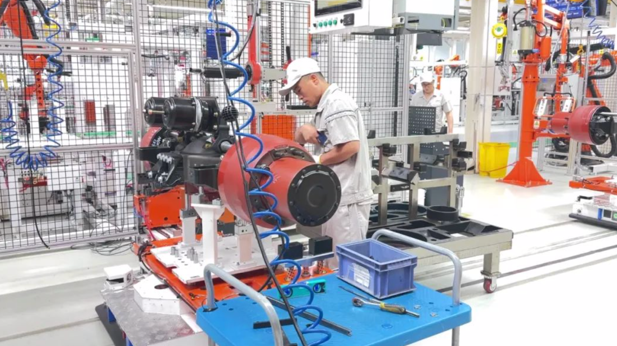 解放動(dòng)力300輕量化輪減橋首臺(tái)B樣橋試裝成功