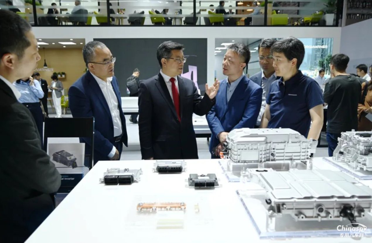 法士特董事長馬旭耀在上海車展會見國內(nèi)外客商