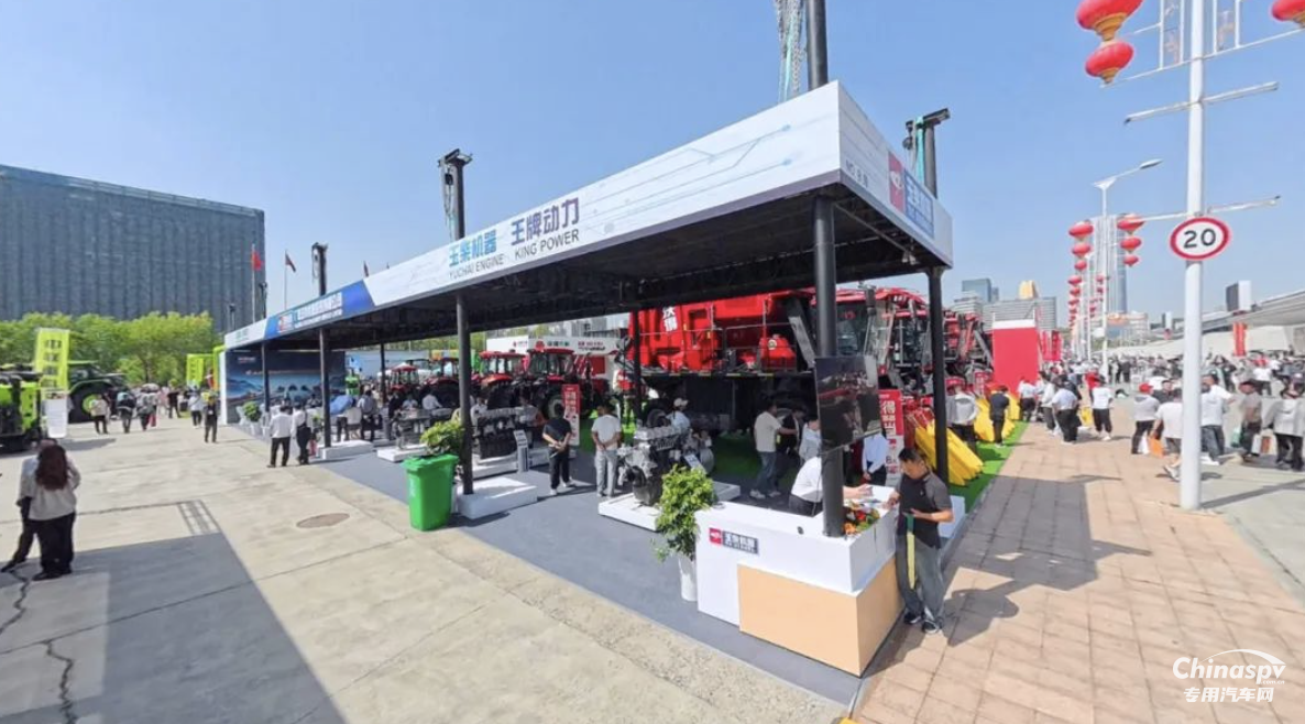 2025年5月25-27日，以“智能農(nóng)機(jī)賦能新質(zhì)生產(chǎn)力，科技引領(lǐng)農(nóng)業(yè)現(xiàn)代化”為主題的2025新疆國際農(nóng)業(yè)機(jī)械博覽會(huì)在新疆國際會(huì)展中心舉行。