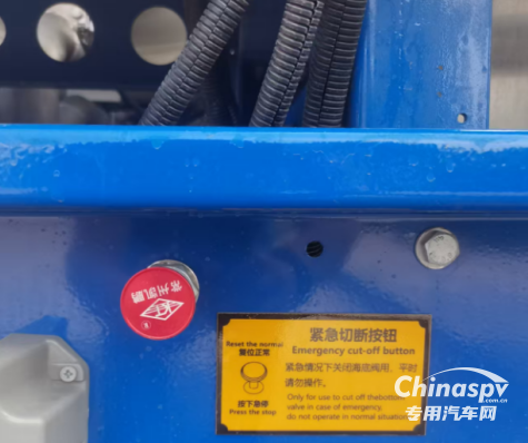 槽罐車是危險化學品專用物流運輸工具，根據HSE體系管理要求，承運人應落實好車輛出車前的安全檢查職責，以確保裝卸貨及配送環(huán)節(jié)安全風險可控。對于槽罐車的日常安全檢查，我們應該關注以下要點：