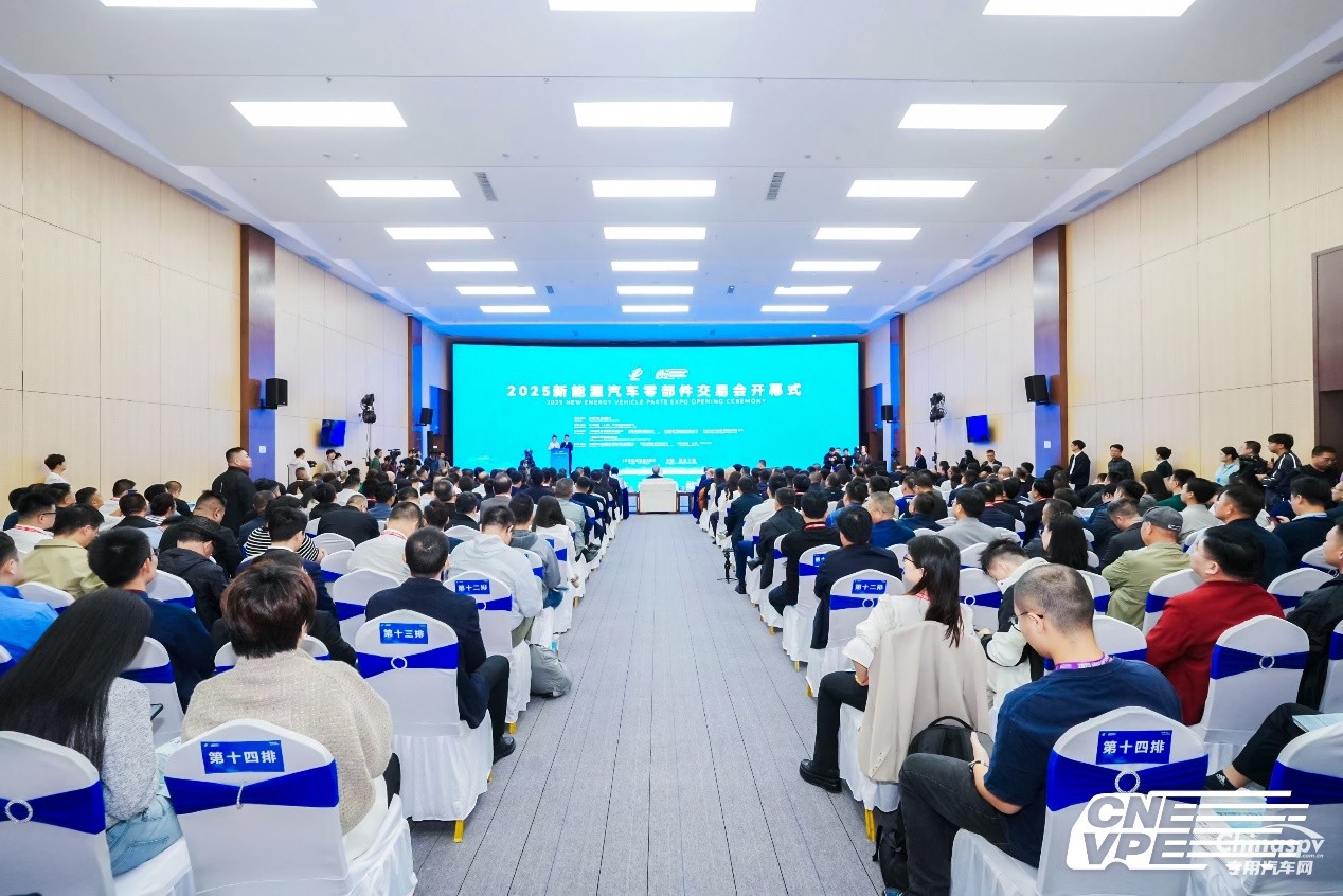 共繪產(chǎn)業(yè)新藍(lán)圖！東風(fēng)商用車再度亮相十堰新能源汽車零部件交易會(huì)