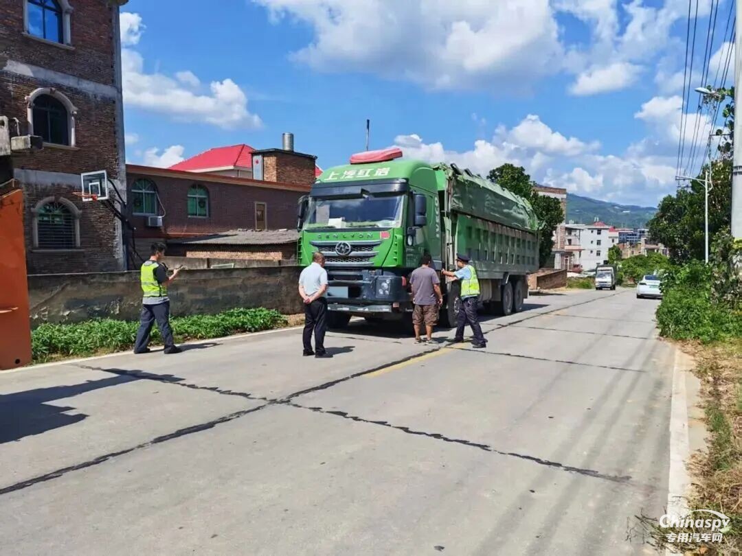 福建一廂式貨車違法運(yùn)輸630公斤危險(xiǎn)品被攔截