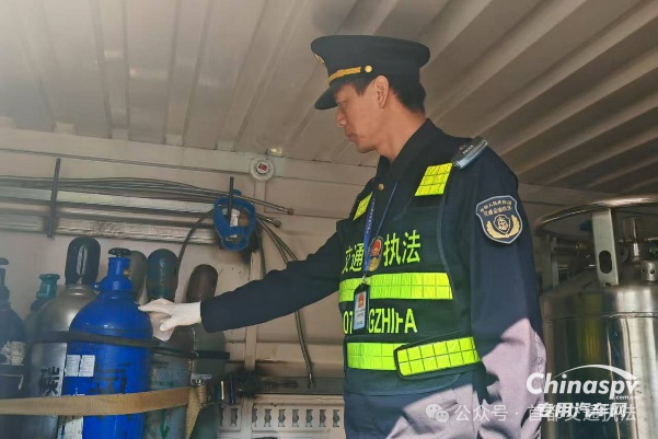 近日，北京市交通運(yùn)輸綜合執(zhí)法總隊(duì)（下稱總隊(duì)）六支隊(duì)集中組織開(kāi)展危險(xiǎn)化學(xué)品運(yùn)輸車輛安全檢查行動(dòng)，以“嚴(yán)、細(xì)、實(shí)”的工作舉措，筑牢道路交通安全“防護(hù)網(wǎng)”。