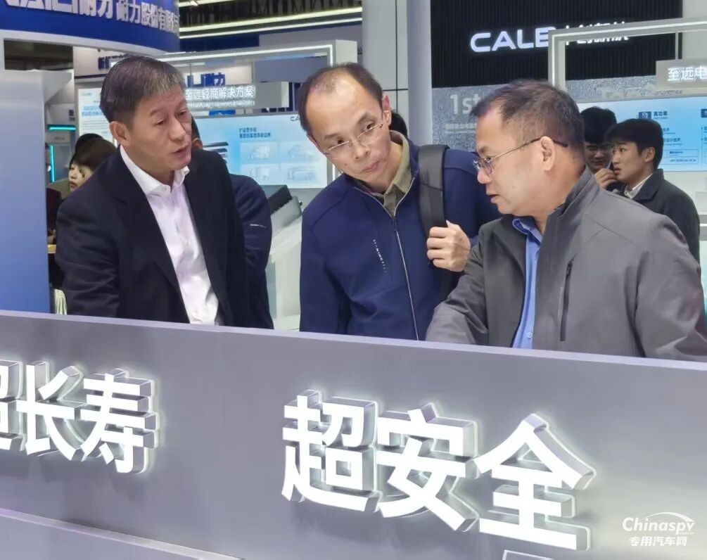 更智能、更綠色！東風(fēng)龍擎實(shí)力亮相2025中國(guó)國(guó)際商用車(chē)展