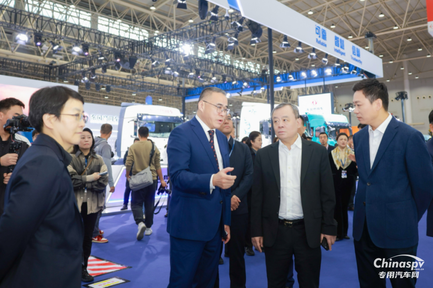 更智能、更綠色！東風(fēng)龍擎實(shí)力亮相2025中國(guó)國(guó)際商用車(chē)展