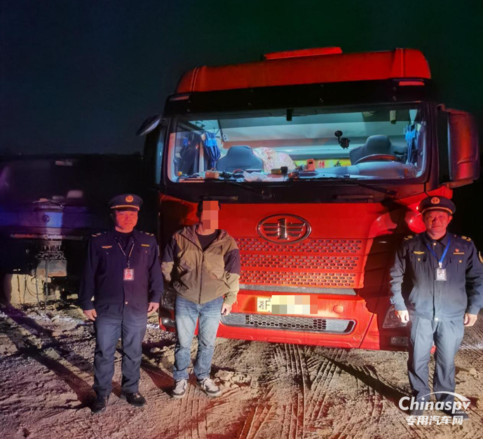 2025年12月8日晚，岳陽市交通運輸綜合行政執(zhí)法支隊云溪大隊根據(jù)群眾舉報線索，在G107勝利小區(qū)路段開展夜間突擊執(zhí)法，成功查獲一輛非法運輸煙花爆竹的普通廂式貨車。