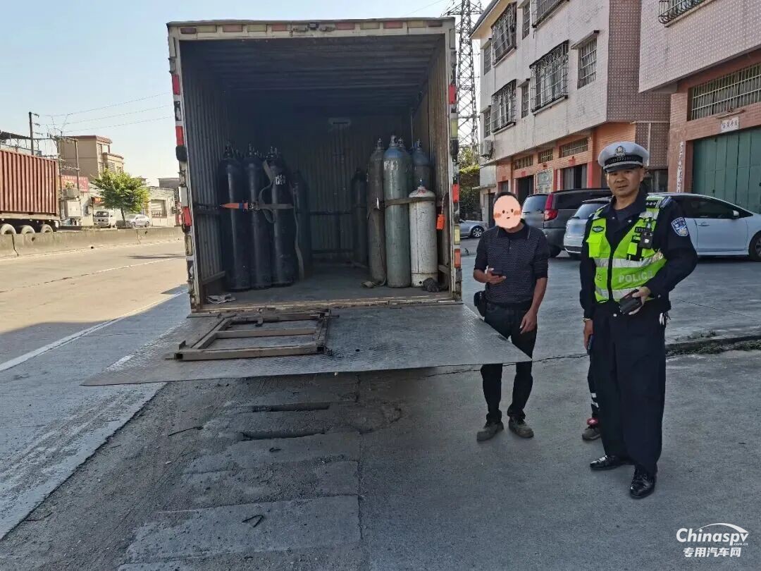 廣東江門查獲一非法運(yùn)輸危化品輕型貨車