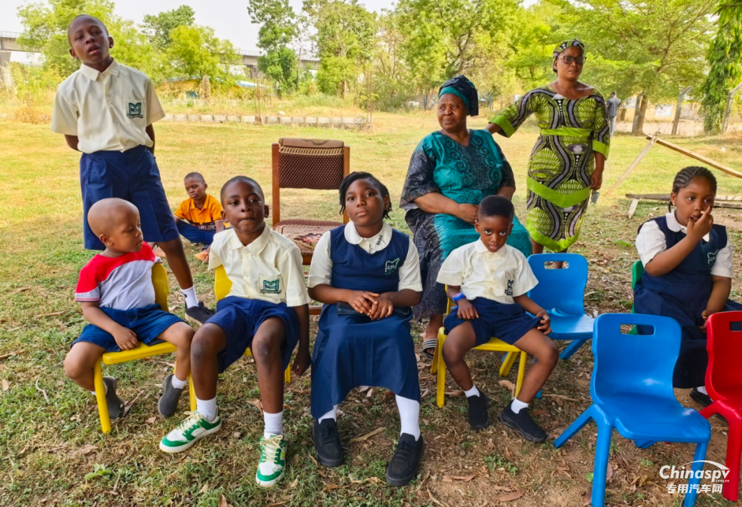 玉柴向尼日利亞小學捐贈教學物資