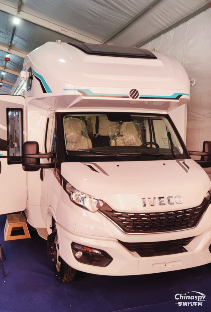 逛龍年首場(chǎng)房車展，選品質(zhì)高端進(jìn)口依維柯底盤房車