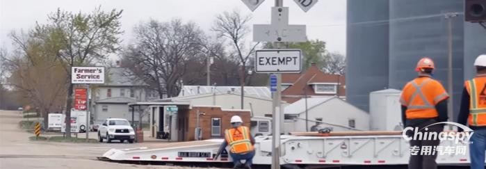 美國(guó)公鐵兩用低平板半掛車(chē)