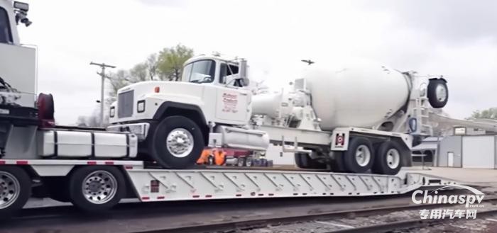 美國(guó)公鐵兩用低平板半掛車(chē)