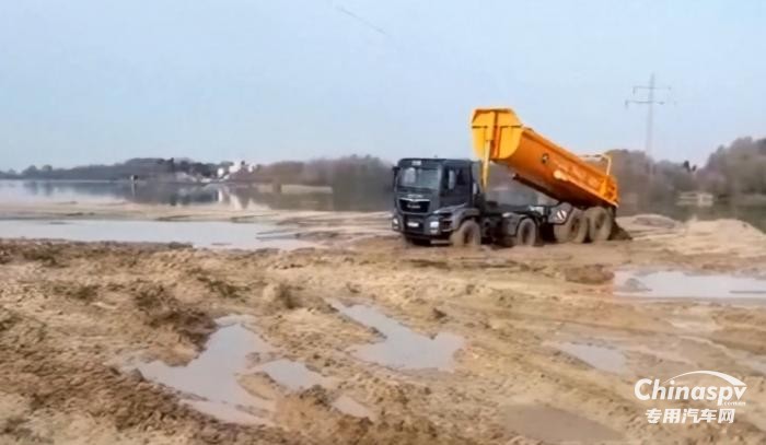 今日國(guó)外專用車推薦-德國(guó)的獨(dú)具特色的越野自卸半掛車