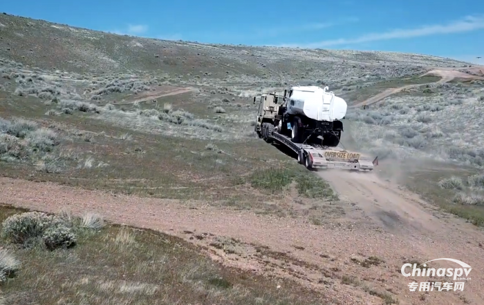 美國主戰(zhàn)坦克的得力助手：Oshkosh M1070軍用大件運輸車