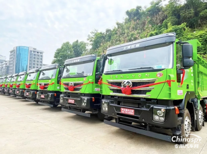 低溫雨雪不斷 清障刻不容緩，上汽紅巖除雪車(chē)積極參與道路救援